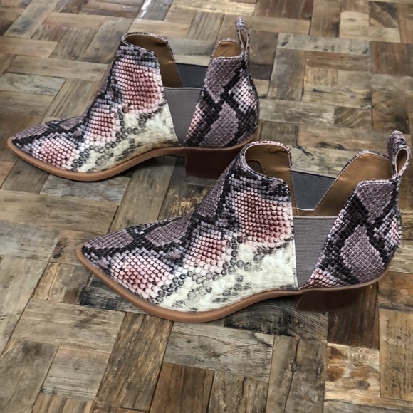 Dolce Vita NWOT Samy Snake Print Ankle Bootie - Picture 9 of 9